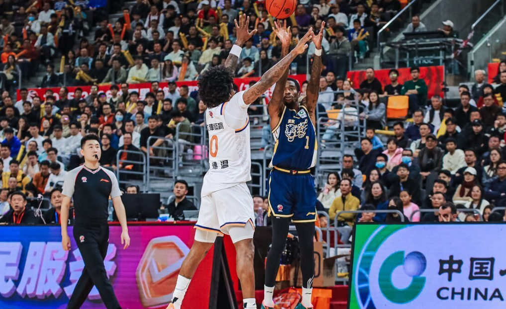 2026世界杯客户端安装-看了阿旺奎因互相甩锅拒投三分的名场面，才知道广东队架构有多糟